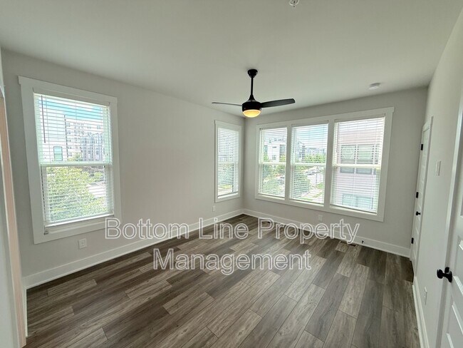 Building Photo - 607 W Tremont Ave