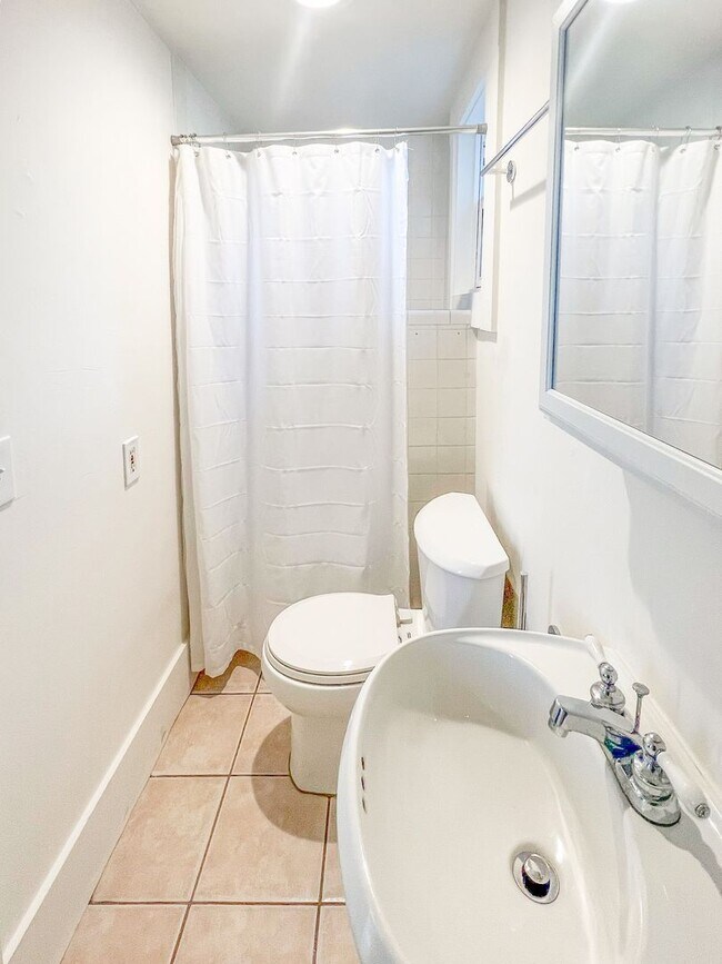 Building Photo - Charming Corner 1 Bed / 1 Bath in the Hear...