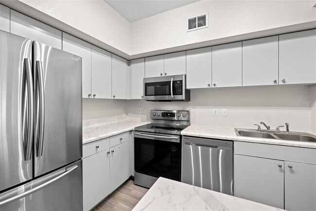 Building Photo - 2402 W Azeele St