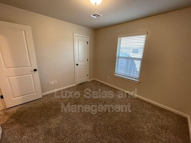 Building Photo - 9501 Ashford Dr