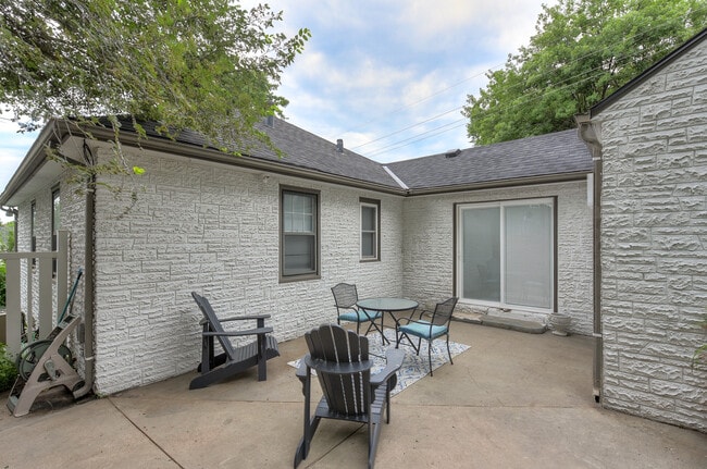 Building Photo - 2101 S 61st Ave