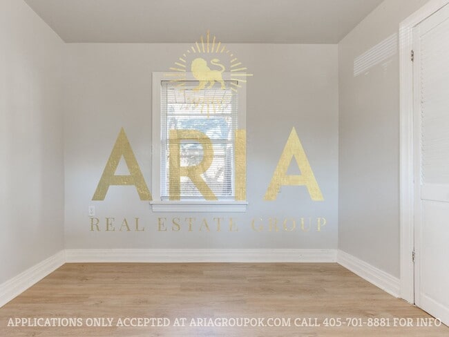 Building Photo - *COMING SOON!* UPDATED 3 BED/2 BATH DUPLEX...