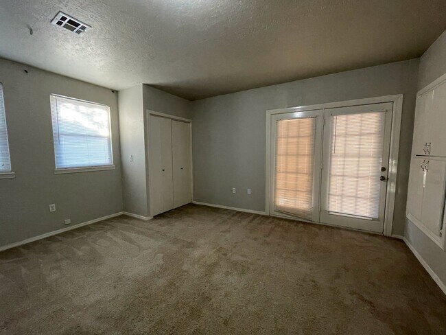 Building Photo - 1807 Comanche St