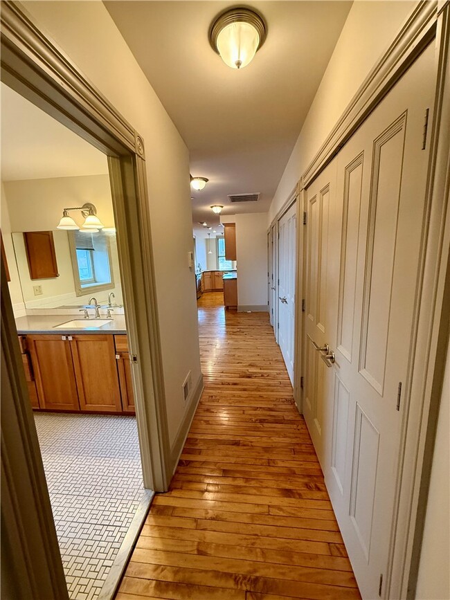 Building Photo - 72 E Market St