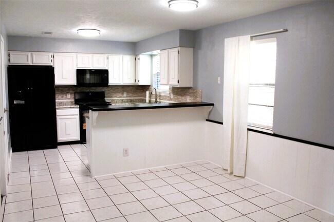 Building Photo - 1217 Brookhollow Dr