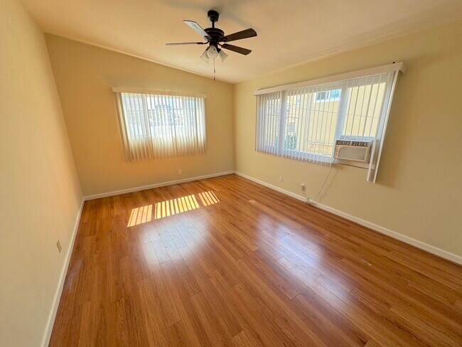 Building Photo - 521 S Manhattan Pl