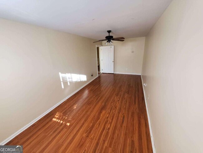 Building Photo - 5450 Twin Lakes Dr