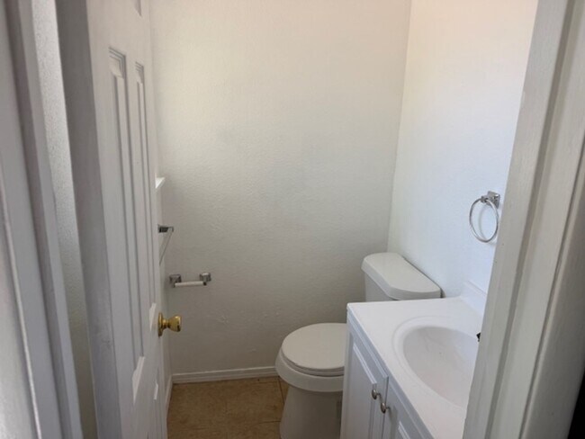 Building Photo - CALL FOR MOVE IN SPECIAL!!! Room for Everyone! Charming 4-Bed 1.5 Bath