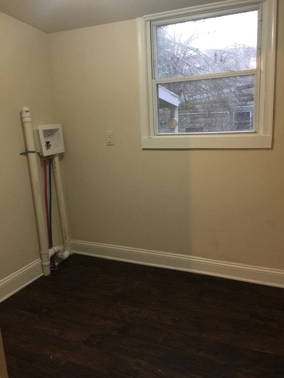 Building Photo - Great Home! New Kitchen with Granite Counters! Large Living Room!