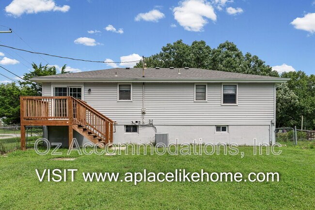 Building Photo - 1105 W Elm Terrace