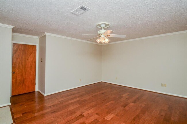 Building Photo - 3015 Bainbridge Ct