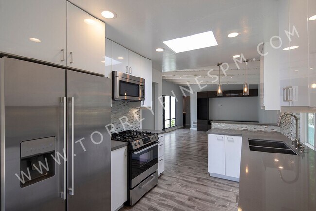 Building Photo - Gorgeous 3 br Home in Del Mar with W/D In ...