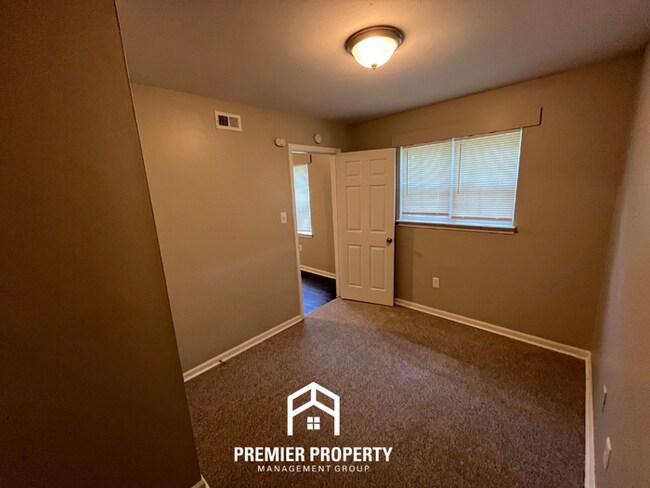 Building Photo - Charming 4BR/1BA Southwest Memphis Home | Vaulted High Ceilings & Large Fenced Yard
