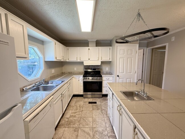 Building Photo - 3 bedroom 2 bath mobile home with tons of ...