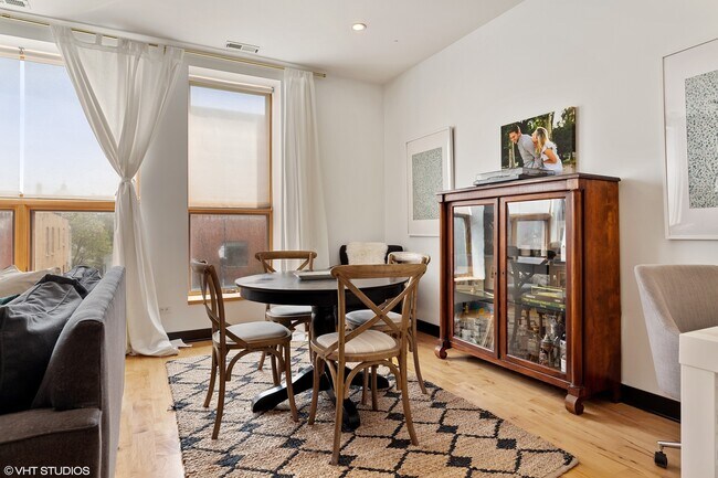 Building Photo - 1842 N Damen Ave