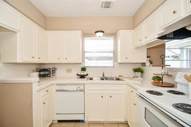 Building Photo - 10807 Sugar Hill Dr