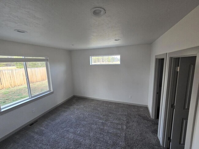 Building Photo - YECK-683