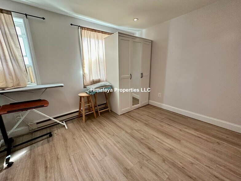 Building Photo - 122 D St