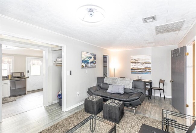 Building Photo - 107 Iona Ave