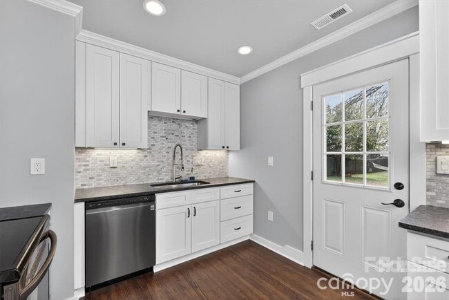 Building Photo - 307 E Peterson Dr