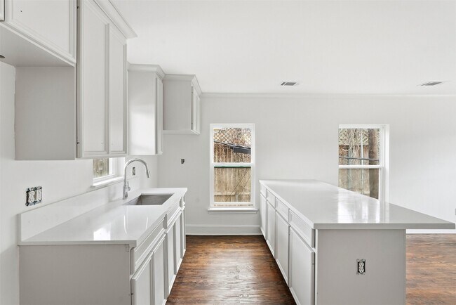 Building Photo - 612 W Alabama St