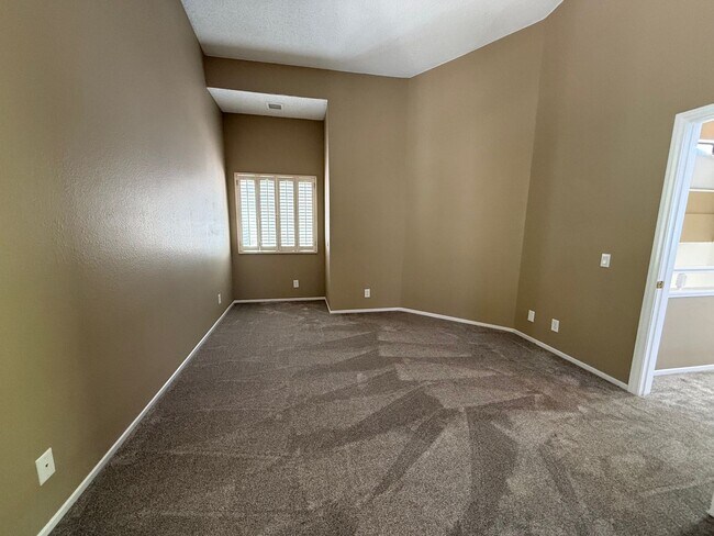 Building Photo - TWO BEDROOM TOWNHOME IN THE LAKES WITH GARAGE AND ATTACHED CARPORT
