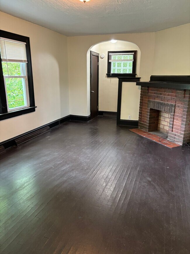 Building Photo - Section 8 Welcomed! 3 br / 1 ba Home for Rent