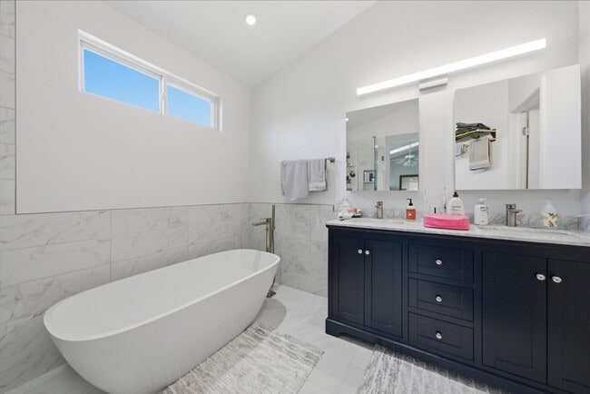 Building Photo - Stunning Mundelein Home on a Quiet Cul-de-Sac with Pond Views