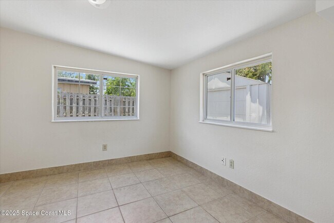 Building Photo - 925 Abeto St NE