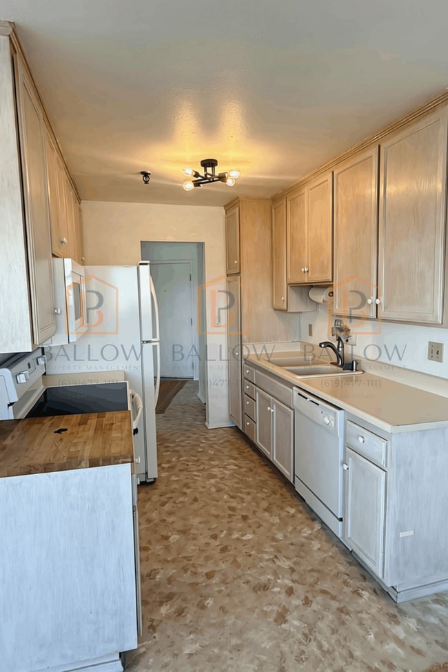 Building Photo - 3991 Crown Point Dr
