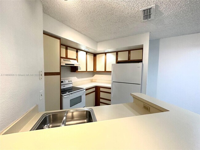 Building Photo - 3390 Pinewalk Dr N