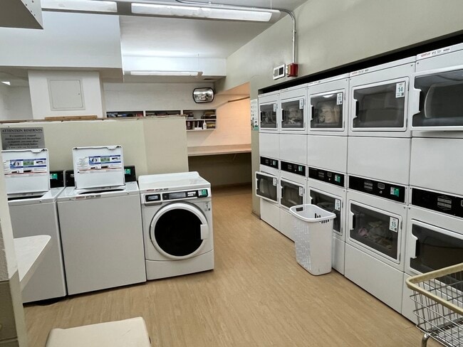 Building Photo - 230 E Ontario St