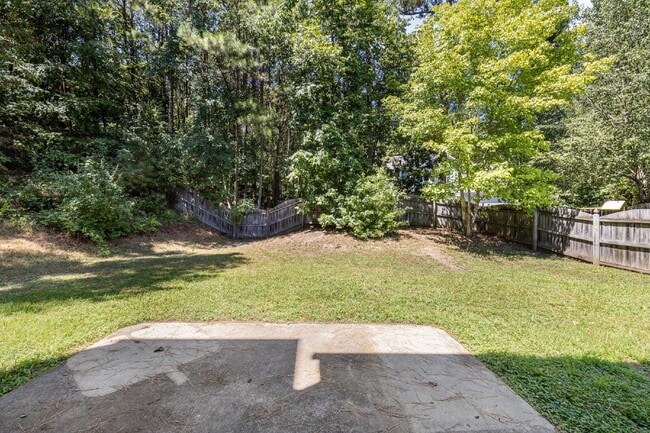 Building Photo - Very quiet and private location in heart of RTP