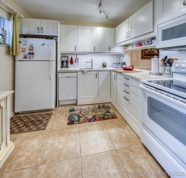 Building Photo - 2728 Garden Dr N