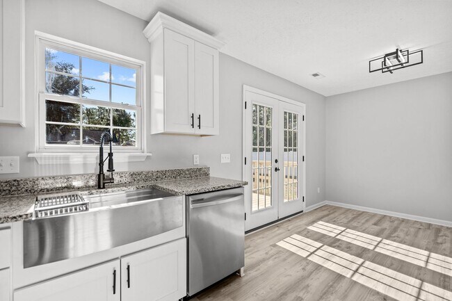 Building Photo - Fully Renovated 3 Bedroom in Southport!