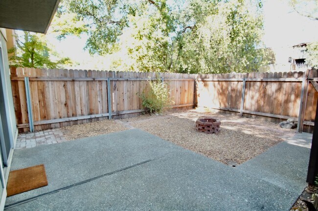 Building Photo - 1597 Drake Dr
