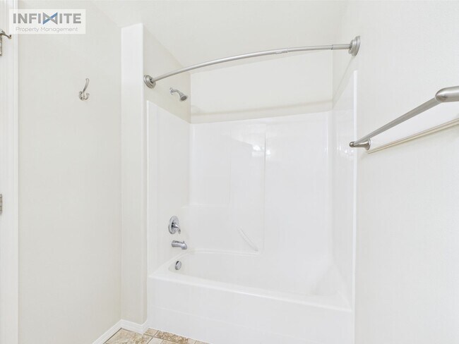 Building Photo - Bright & Spacious 3-Bedroom Apartment