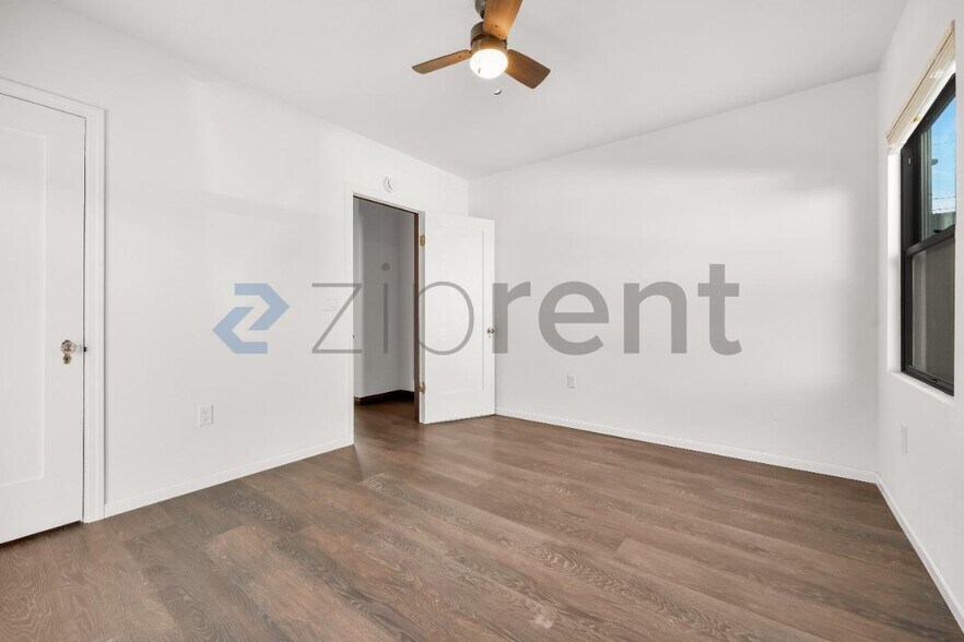 Building Photo - Unit