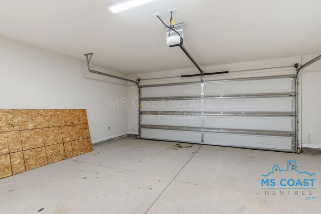 Building Photo - 14320 Southern Maple Ave