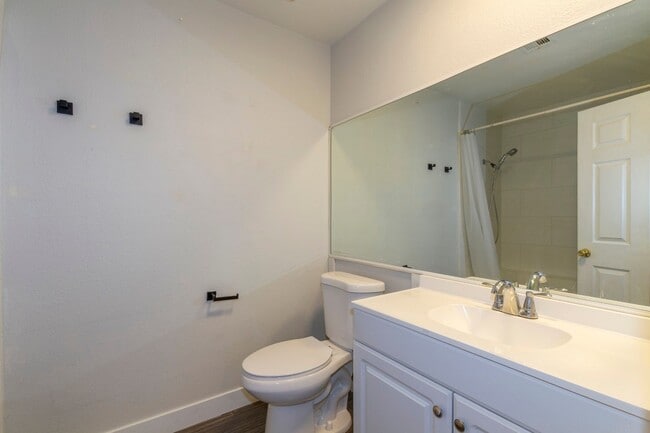 Building Photo - Stunning two bedroom condo!