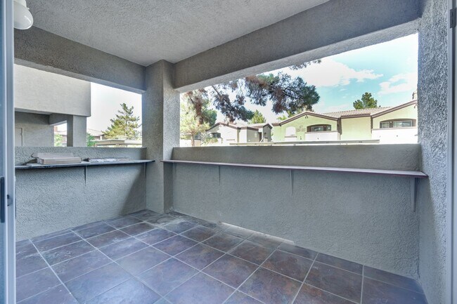 Building Photo - Guard Gated!!! Community Pool, Spa!!! Fitn...