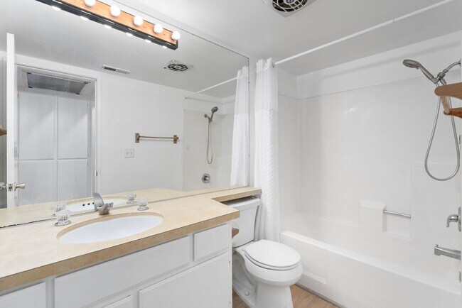Building Photo - Stunning 1 Bedroom 1 Bath in Dana Point