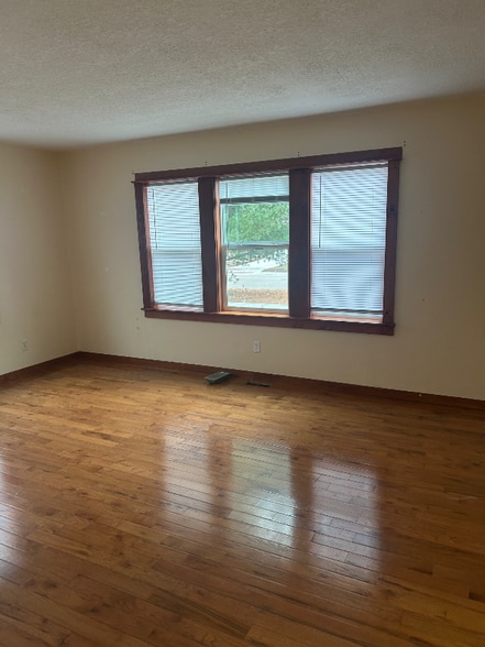 Building Photo - 2408 SW Shunga Dr