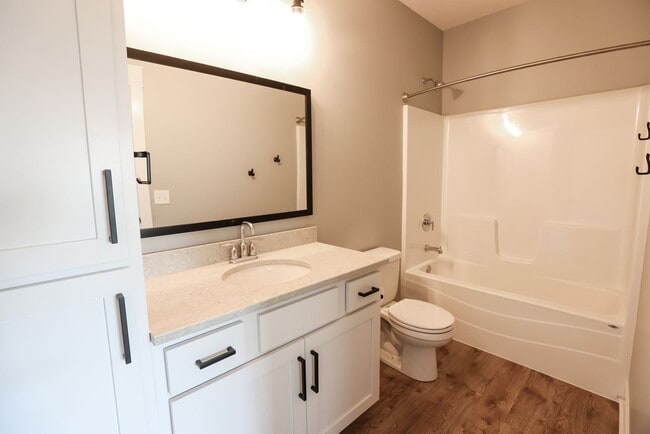 Building Photo - Luxury Townhome