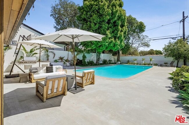 Building Photo - 5646 S Sherbourne Dr