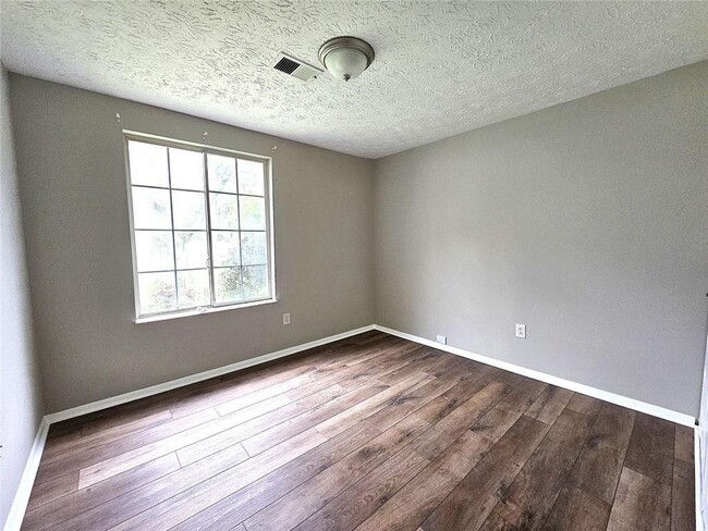 Building Photo - 400 Sheringham Ct