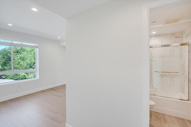 Building Photo - Riverside 4 Lease