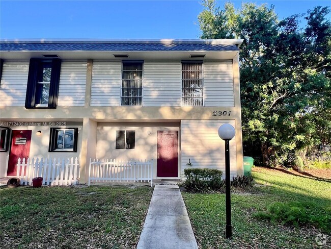 Building Photo - 2801 N 34th Ave