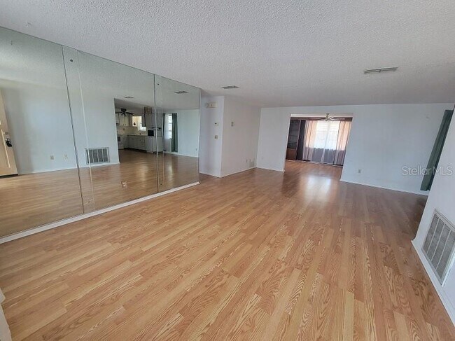 Building Photo - 4010 Cluster Dr