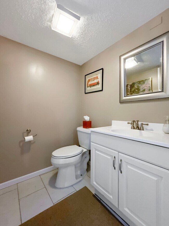 Building Photo - On Bus Route! 2bed/2.5 Bath, Sunny Town House!